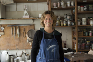 Marion Roussel dans son atelier